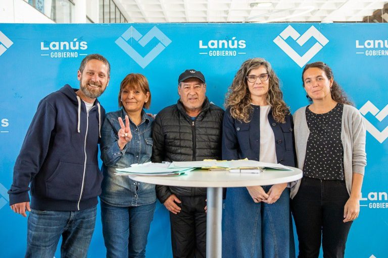 Más familias de Lanús accedieron a la escritura de su casa