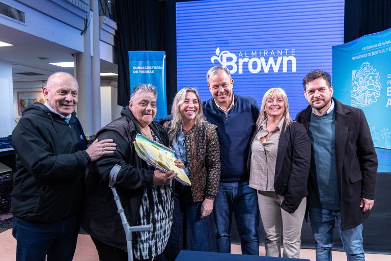 265 familias de Almirante Brown firmaron la escritura de su hogar