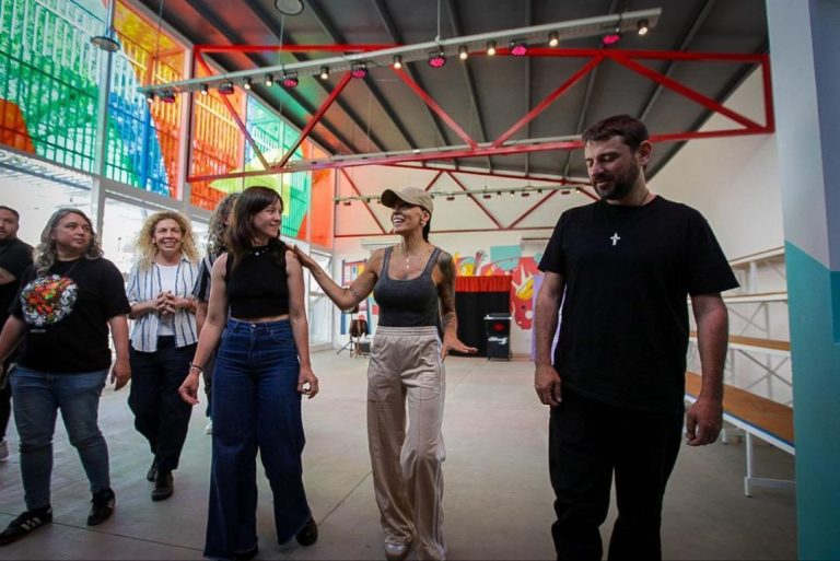 Mayra Mendoza y Grabois recorrieron el nuevo Centro Cultural y Biblioteca IAPI de Bernal Oeste