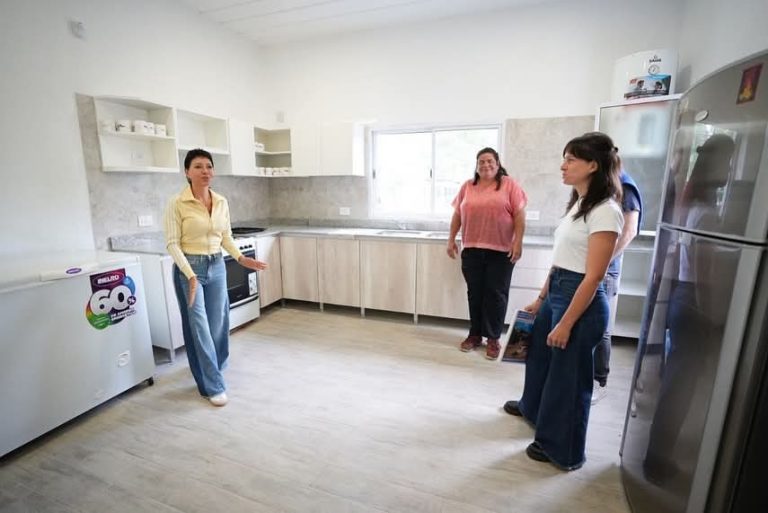 Mendoza recorrió el nuevo espacio de la Asociación Civil Ribera de Bernal