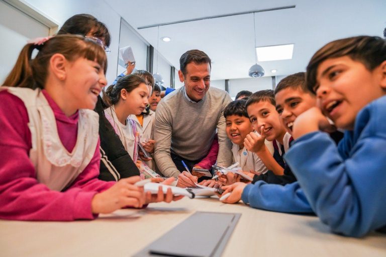 Álvarez recibió a estudiantes de la Escuela Primaria N°21