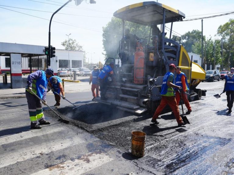 El Municipio continúa con los trabajos de bacheo en distintos barrios de Lomas
