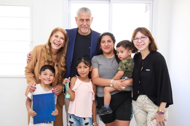 Ferraresi y Batakis entregaron viviendas en Isla Maciel