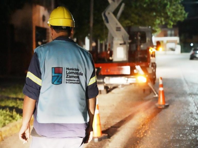 El Municipio refuerza los trabajos de colocación y arreglo de luminarias en todo Lomas