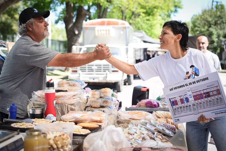 Mayra Mendoza dialogó con vecinos y comerciantes en la feria de Don Bosco