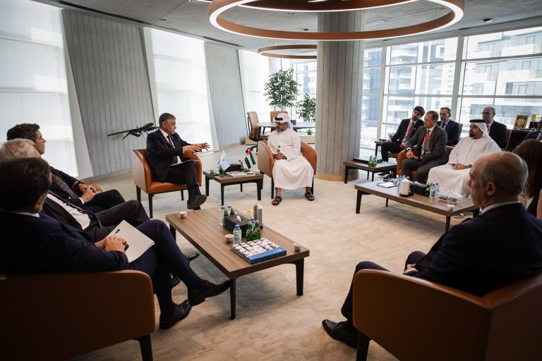 Macri refuerza vínculos económicos y de cooperación en los Emiratos Árabes Unidos