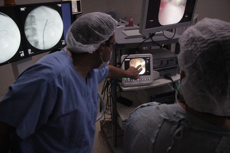 Se realizó una jornada de cirugía láser para patologías urológicas en el Hospital Larcade