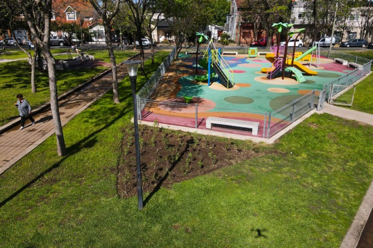 Avanza el plan de revalorización en plazas y parques de San Isidro