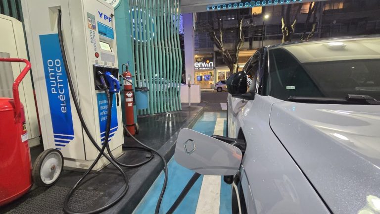 El Gobierno porteño habilita puestos de cargas para autos eléctricos en las calles