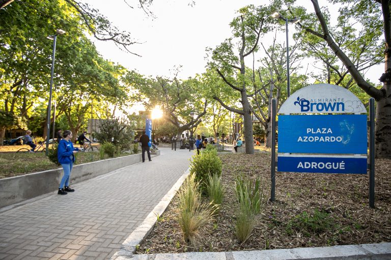 Cascallares recorrió la renovada Plaza Azopardo