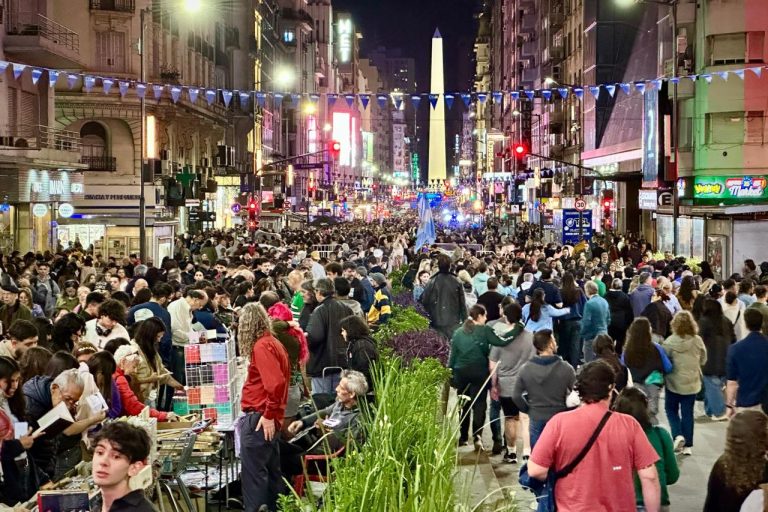 Las noches culturales a lo grande: más de 200 mil personas disfrutaron de la fiesta de las Librerías