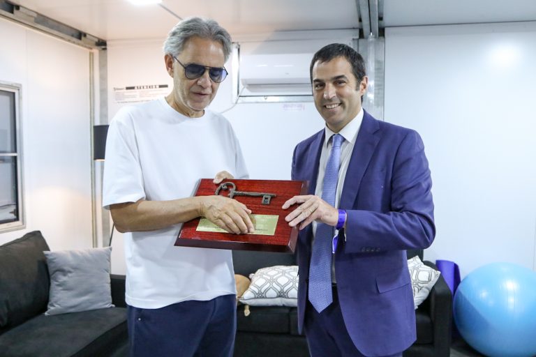 Ramón Lanús le entregó la llave de la Ciudad de San Isidro al maestro Andrea Bocelli