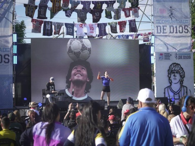 Lomas homenajeó a Diego Maradona en el 65º aniversario de su nacimiento