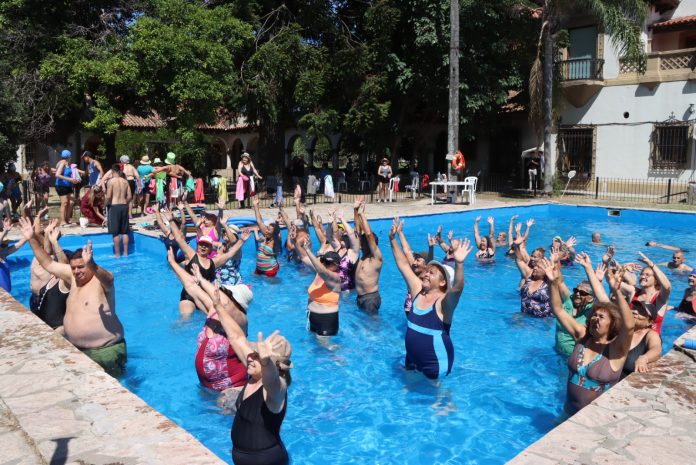 Adultos mayores en la colonia de Indios