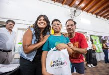 Eva Mieri entregó anteojos a estudiantes de Quilmes