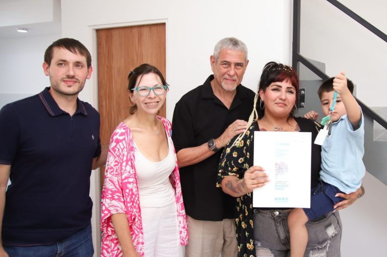 Ferraresi y Batakis entregaron viviendas en Villa Tranquila