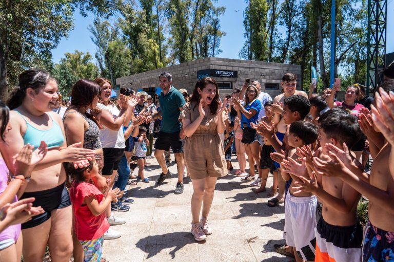 Mariel Fernández inauguró un microestadio y una pileta con olas