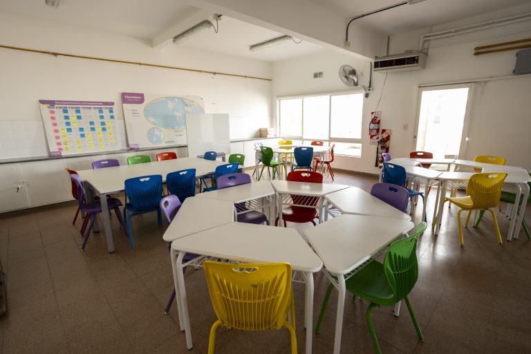 Comenzó la entrega de nuevo mobiliario a las escuelas secundarias pioneras de Secundaria Aprende