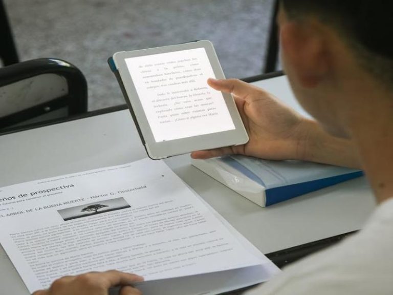 La Escuela Secundaria N°59 sumó e-readers para impulsar la lectura digital
