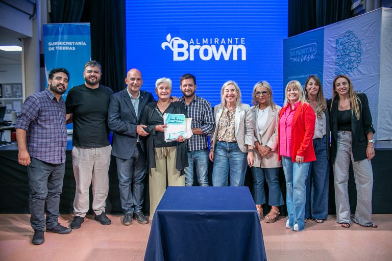 Más de 200 familias de Almirante Brown firmaron la escritura de su casa
