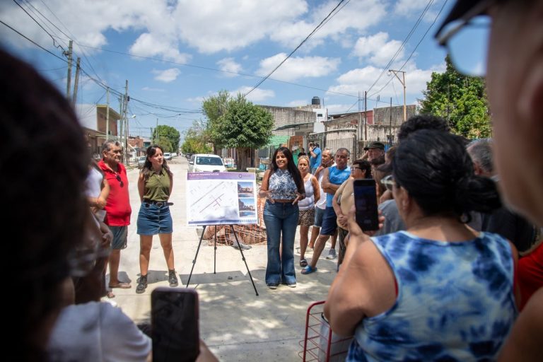 Avanza la construcción de 10 cuadras de asfalto en el barrio La Paz