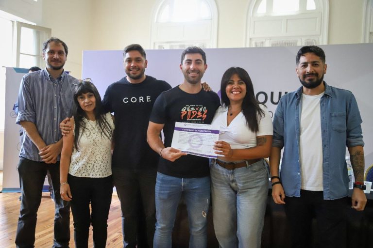 Quilmes entregó certificados de habilitación y distinciones a comerciantes y vecinos