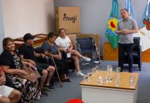 Gray entregó sillas de ruedas a personas con problemas de salud