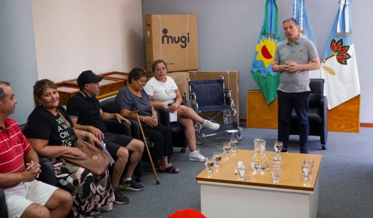 Gray entregó sillas de ruedas a personas con problemas de salud