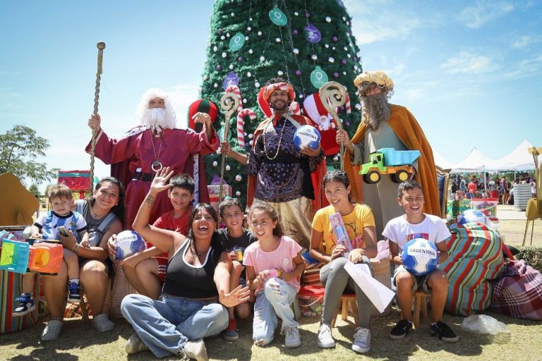 Los Reyes Magos entregaron regalos a niños en el Parque Municipal de la Ribera