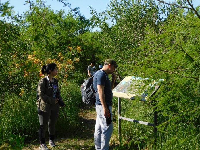 Visitantes recorriendo la reserva