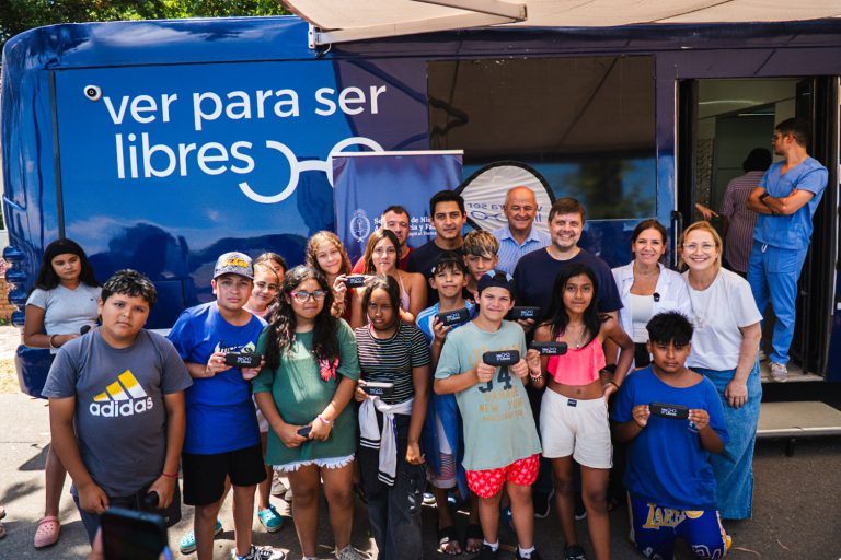 Tres de Febrero retoma la entrega de lentes a chicos