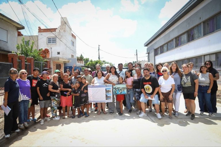 Quilmes construye 13 nuevos asfaltos en los barrios Santa María-IAPI y La Loma de Bernal Oeste