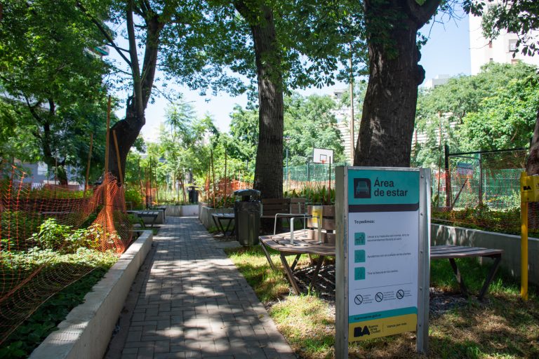 La Plaza Almagro se renueva para mejorar las áreas de descanso