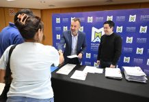 Nardini entregó escrituras definitivas a 33 familias malvinenses