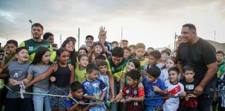 Mendoza y Mieri inauguraron una cancha de césped sintético en Quilmes Oeste