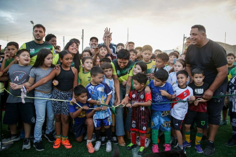 Mendoza y Mieri inauguraron una cancha de césped sintético en Quilmes Oeste
