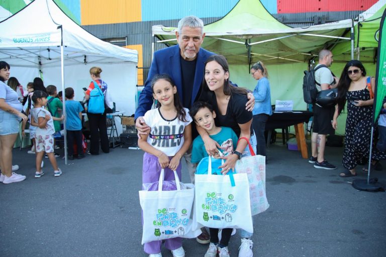 Ferraresi entregó kits “De Punta En Blanco” en el Parque La Estación