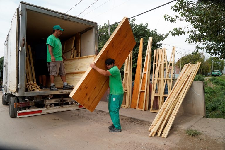 Merlo avanza con la asistencia a vecinos de Mariano Acosta