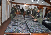 Un “pasamanos” de estupefacientes en la vía pública terminó con un allanamiento y dos detenidos en la ciudad de Tierras Altas