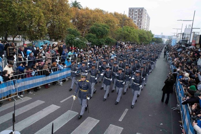 Gran desfile del 25 de Mayo en San Miguel
