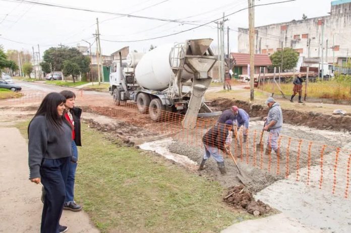 AVANZA LA ÚLTIMA ETAPA DE OBRAS PARA COMPLETAR LA PAVIMENTACIÓN TOTAL DEL BARRIO KOLYNOS DE QUILMES OESTE 1