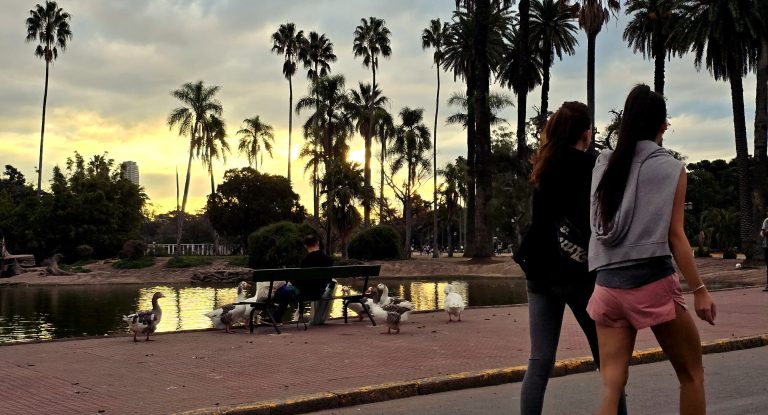 La Ciudad impulsa una inversión de US$ 4,6 millones para sumar cafés, Wi-Fi y baños en parques y plazas