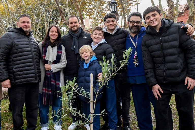 Vicente López plantó un nuevo olivo como símbolo de paz