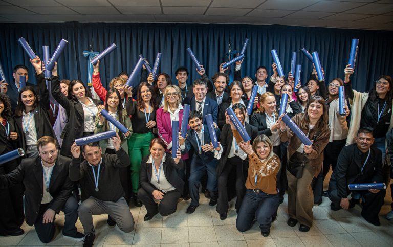 El Municipio acompañó en su colación a 45 nuevos graduados de la UNAB