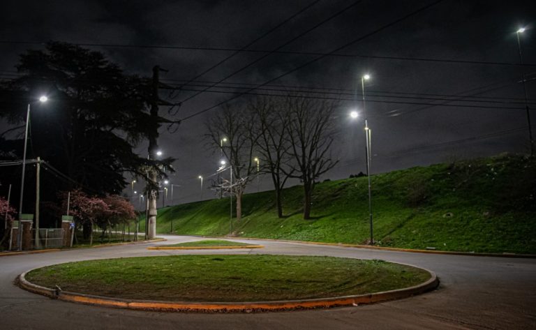 Avanza en Almirante Brown la instalación de nuevas luces led en las colectoras de Ruta 4