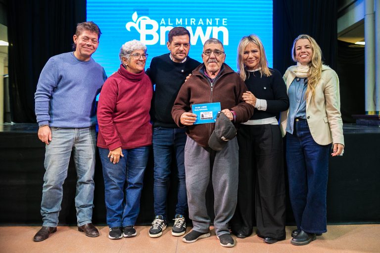 Almirante Brown entregó 300 pases multimodales de transporte a vecinos con discapacidad