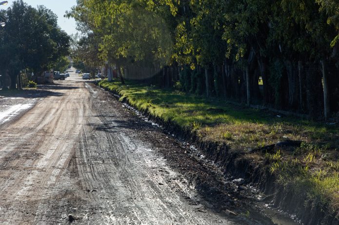Avanzan los trabajos de saneamiento y mejorado de calles en Berazategui