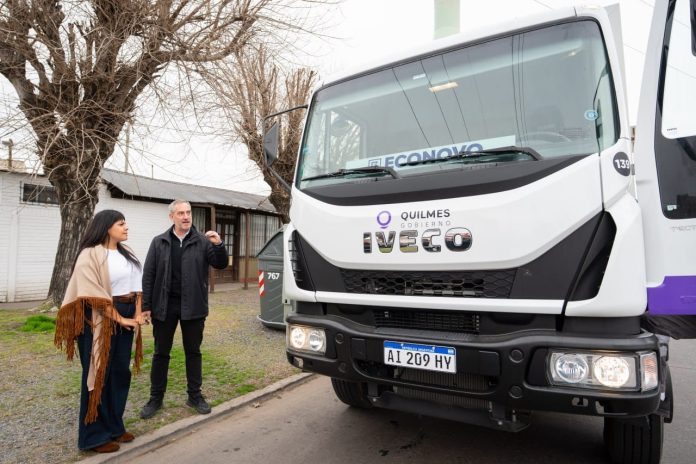 EL MUNICIPIO DE QUILMES SUMÓ UN NUEVO CAMIÓN DE CARGA LATERAL E INICIÓ EL PLAN DE CONTENERIZACIÓN EN EZPELETA 1