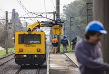 Almirante Brown avanza con las columnas para electrificar la nueva estación de la UNAB